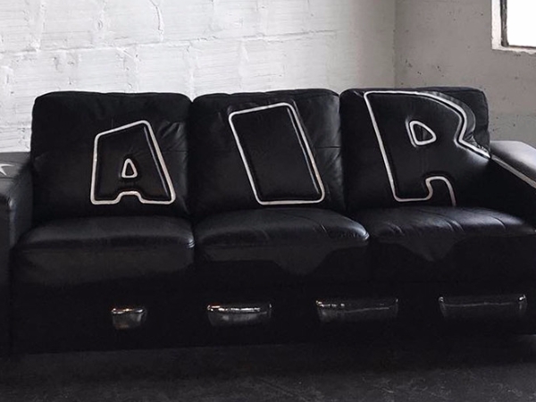 不只能穿還能躺！史上唯一 Nike Air More Uptempo 沙發問世　席捲球鞋圈！