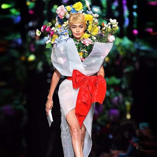 Moschino 再出奇招！將 Kaia Gerber、Gigi Hadid 打造成時尚玩味的「人型花束」