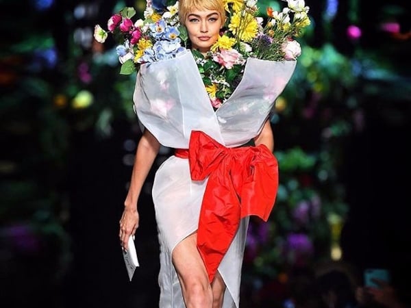 Moschino 再出奇招!將 Kaia Gerber、Gigi Hadid 打造成時尚玩味的「人型花束」