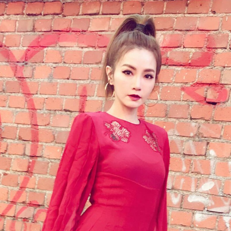 這是誰?現身米蘭時裝周 姐姐謝金燕根本換了臉!網友:這樣iPhone會沒辦法解鎖⋯