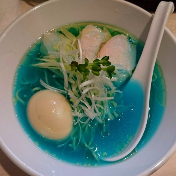 難以想像的味道？網路爆紅的東京「藍色拉麵」　吃過的顧客意外都說超讚！