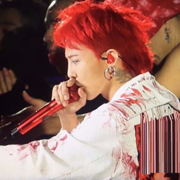「 爸爸鞋」風潮再現！GD《最新穿搭》英國演唱會上「 火焰紅髮」引爆觀眾狂歡！