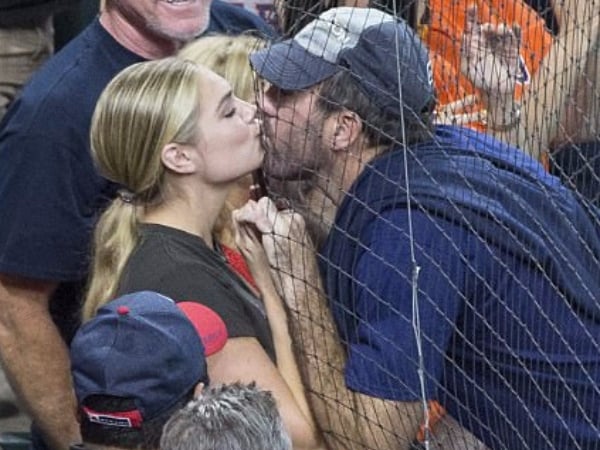 男人夢寐以求的超正女友 Kate Upton　棒球場與男友這一吻超甜！