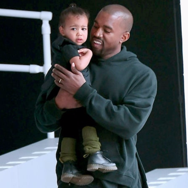 肯爺被女兒融化，難得被拍到微笑的畫面！