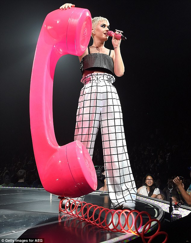 不再卡痰!凱蒂佩芮 Witness Tour 狂飆高音 一掃 live 演唱車禍不斷印象!