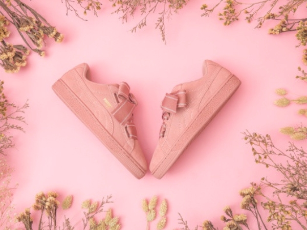 寬蝴蝶結浪漫再升級 入秋甜美新色亮相 優雅麂皮鞋面 PUMA Suede Heart Satin II 信義A11新櫃開幕慶 100雙玫瑰裸粉 9/29 搶先預購