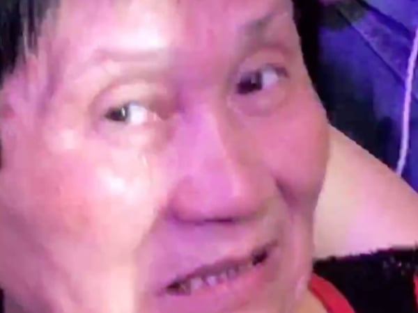 扶欄杆狂甩頭!超ㄎ一ㄤ「電音嬤」場場都報到 史帝夫青木 IG 發文致敬:趴踢永遠不嫌老!