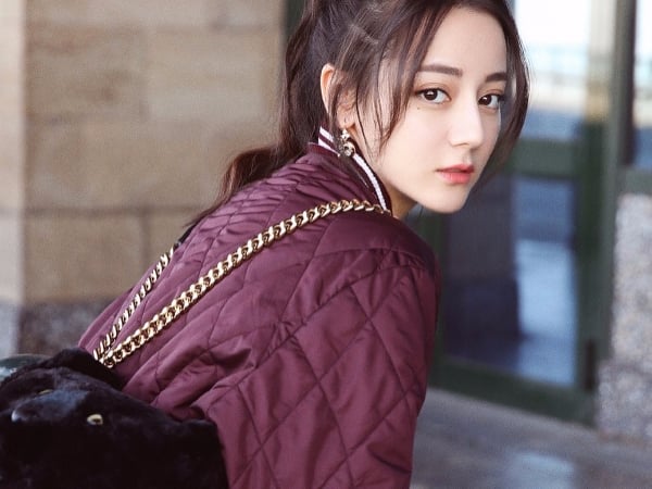 絕美容顏驚艷米蘭時裝周！迪麗熱巴《最新穿搭》古典「麗姬」化身「紅心女王」！