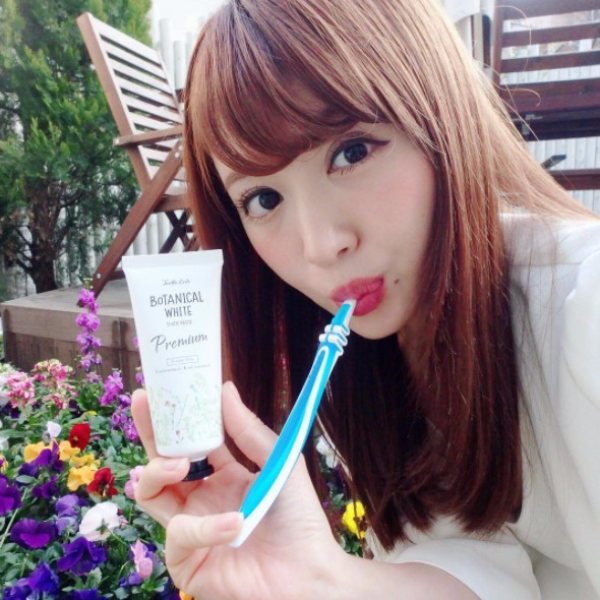 黃板牙笑的好失禮？瘋迷日本 3 款「美齒香香神器」讓你重拾潔白牙齒！