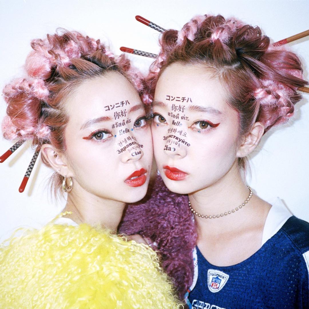 這對紅爆日本的時尚雙胞胎，她們的混搭風格最適合跟閨蜜一同參考！