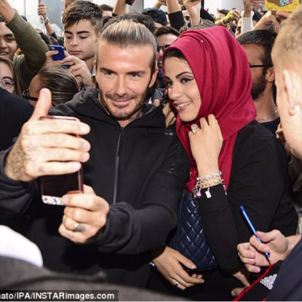 貝克漢為 adidas 旗艦店米蘭盛大造勢　42 歲綁經典包頭依然魅力破表！