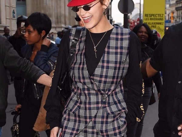 像個報童!Bella Hadid《最新穿搭》美麗俏皮現身歐洲街頭!