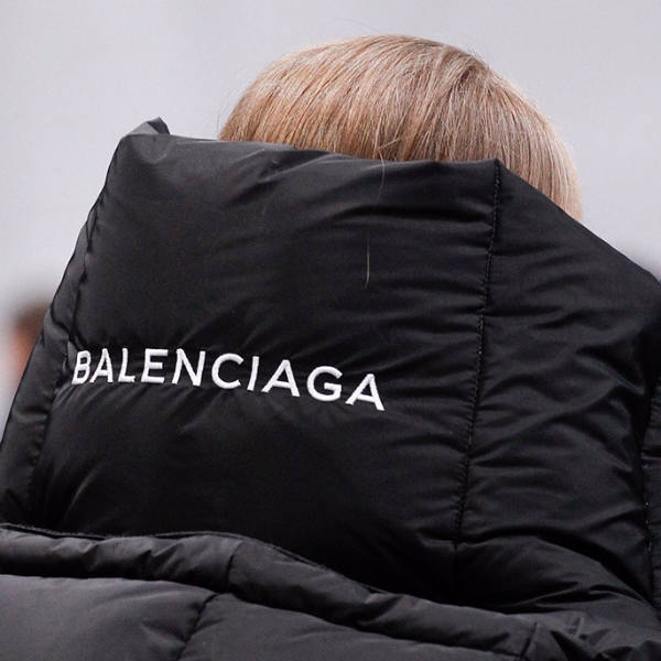 BALENCIAGA 更換了自己的logo，這下老logo 的單品都變絕版了
