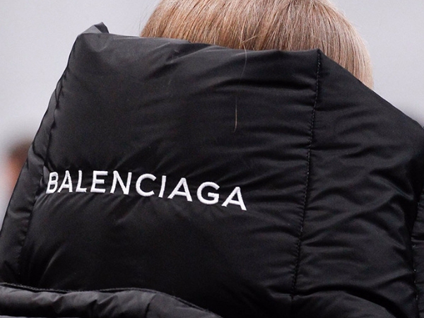 BALENCIAGA 更換了自己的logo，這下老logo 的單品都變絕版了