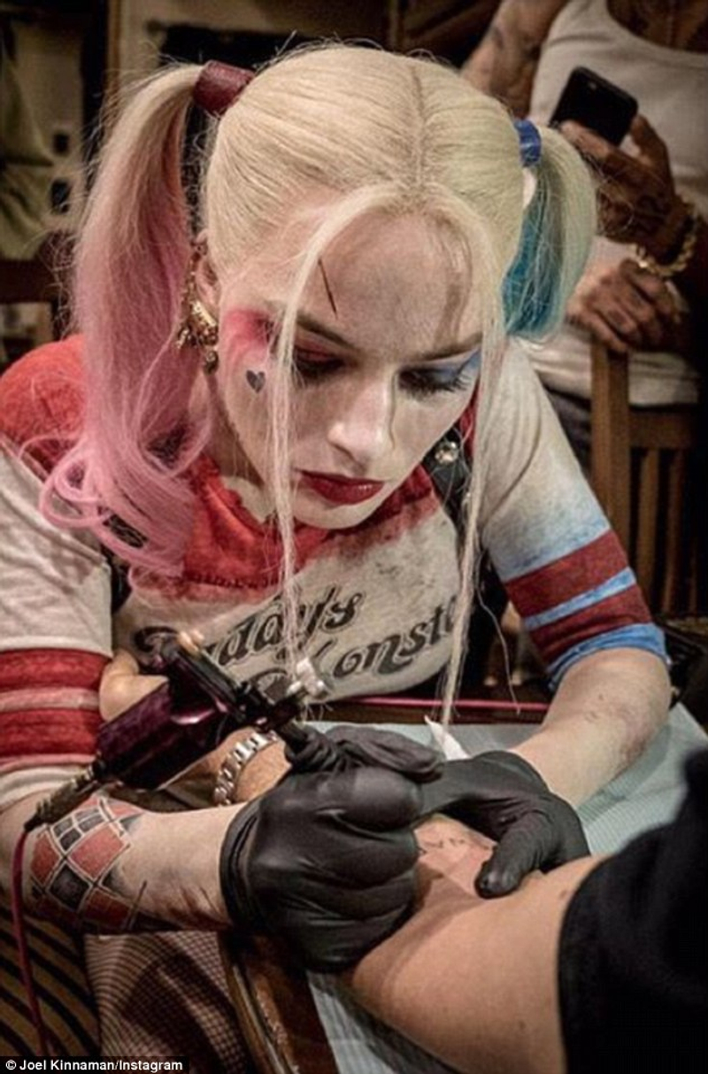 小丑女再度化身刺青師 瑪格羅比現場幫男性紋身 老實說我覺得自己越刺越爛 Juksy 街星