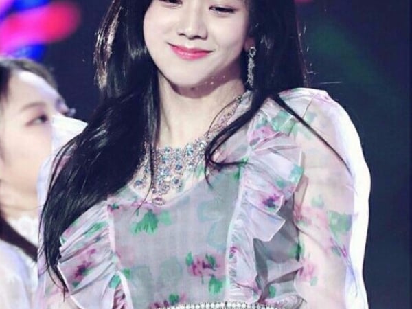 更有型！BLACKPINK 成員Jisoo《最新穿搭》一刀剪了4萬元的裙子做造型！