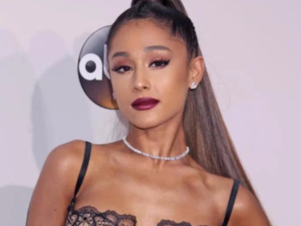 Halsey 被指演唱會服裝抄襲亞莉安娜 性感披風裝相似度極高!