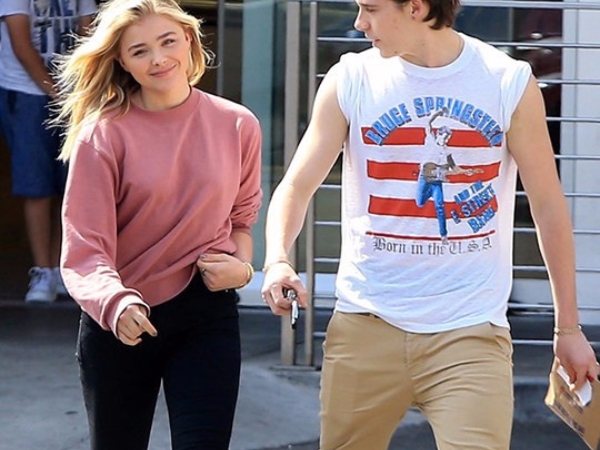 Instagram 上再放閃：Brooklyn Beckham 用一雙 Vans 鞋子加超甜蜜 Caption，告訴大家他真的與 Chloë Moretz 復合了!