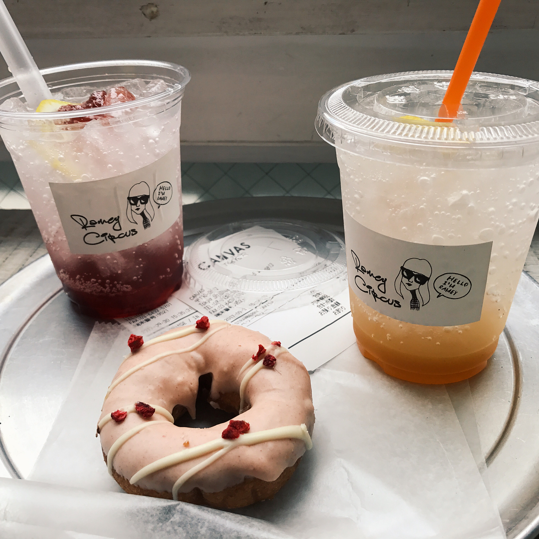 澀谷人氣打卡熱點：把甜甜圈插在飲料上的北歐風咖啡店，每個角落都是打卡位！