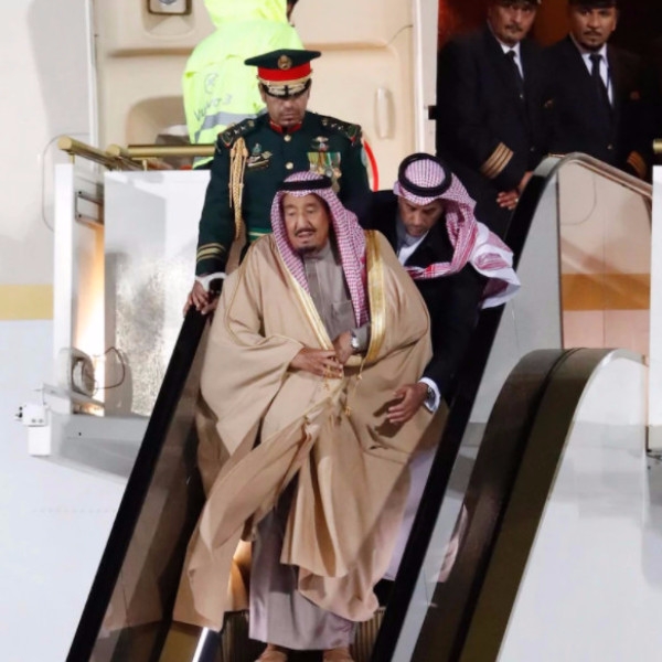 真正土豪！沙烏地阿拉伯國王專機附有「黃金手扶梯」　尷尬的是下降幾秒就故障！