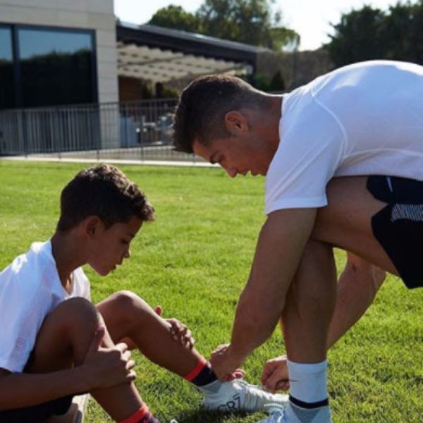 C 羅換上 Nike 最新戰靴，就連兒子也一起穿上了！