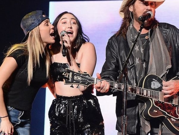 基因最優秀的家族！Noah Cyrus 為凱蒂佩芮巡演開唱 　麥莉、比利雷驚喜合體為小妹站台打氣！