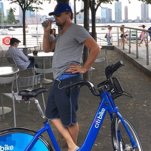 完全沒偶像包袱！李奧納多挺肚子當街露內褲　奧斯卡影帝的隨興程度超乎想像！