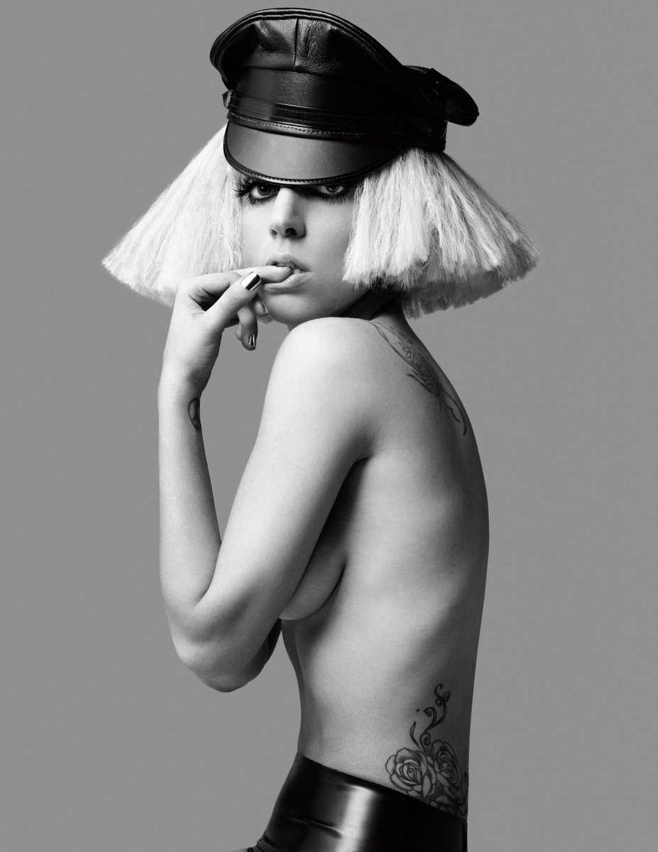 人美心更美! Lady Gaga《最新穿搭》化身「少女」謝謝超模 Gigi 送的禮物!