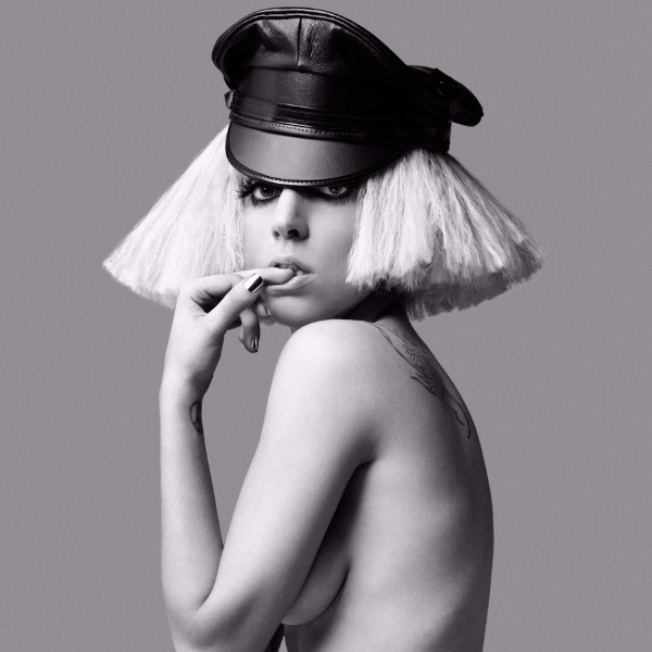 人美心更美！ Lady Gaga《最新穿搭》化身「少女」謝謝超模 Gigi 送的禮物！