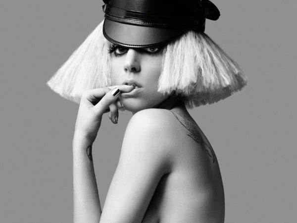人美心更美！ Lady Gaga《最新穿搭》化身「少女」謝謝超模 Gigi 送的禮物！