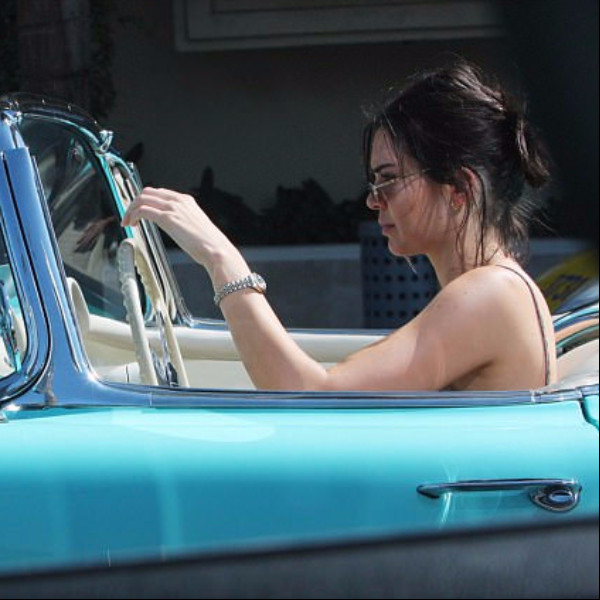 Kendall Jenner 酷愛拉風敞篷跑車　超模兜風的這一台車款是...