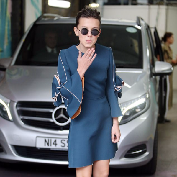 13 歲米莉芭比布朗踩高跟鞋向粉絲送飛吻　網友：這身穿著讓她瞬間變成 30 歲...