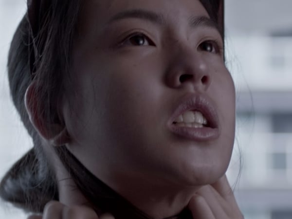 美少女搏命演出《屍約》 鬼上身勒脖戲用力過度險斷氣急送醫