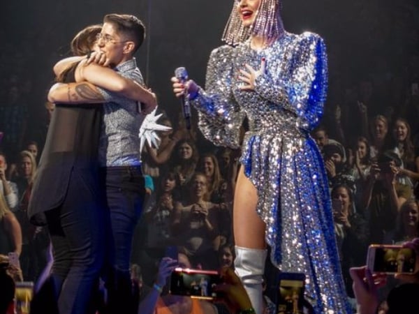 真正 Gay Icon!凱蒂佩芮幫一對女同志情侶見證 演唱會上求婚讓觀眾瘋狂!