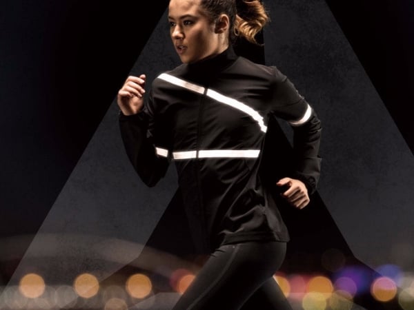 Reebok Running Hero Jacket 專業跑者必備 創新反光材質應用 卓越功能取向 讓夜晚的你更出色