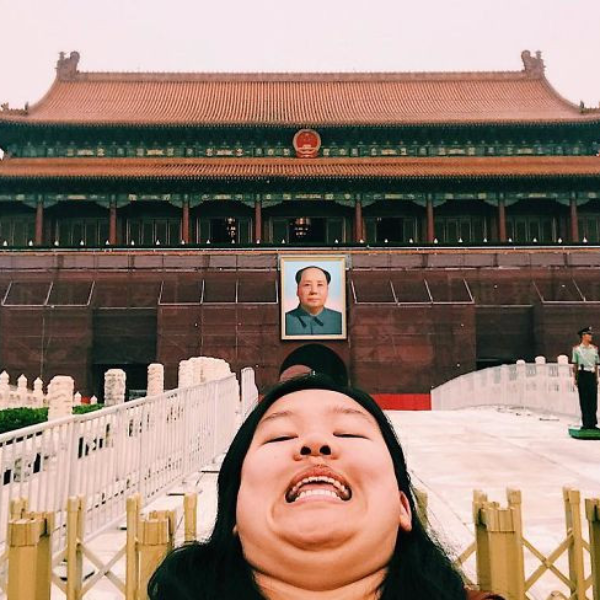 為了對抗 Instagram 假掰旅遊美照　這個女孩發明了誇張「雙下巴旅行自拍」走紅！