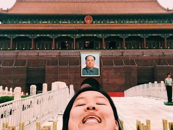 為了對抗 Instagram 假掰旅遊美照 這個女孩發明了誇張「雙下巴旅行自拍」走紅!