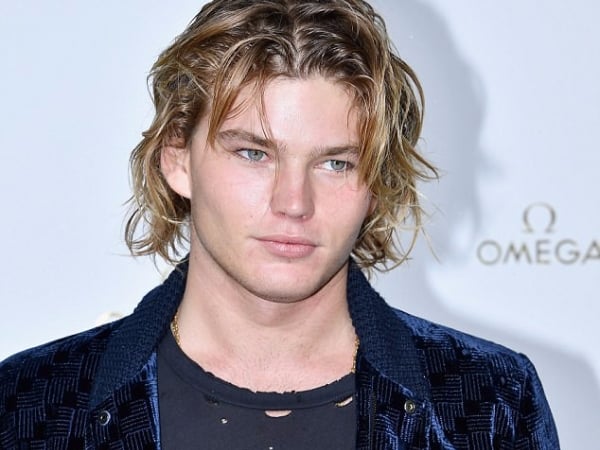 到底帥不帥？新生代超模 Jordan Barrett「醜帥」爆紅引爭論　網友：沒顏又沒身材！