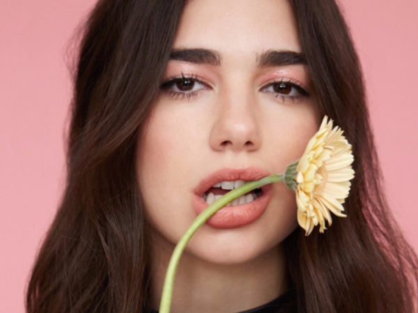 新生代大勢歌手 Dua Lipa 人氣爆棚 　翻唱小賈、Drake 歌曲讓你瞬間愛上！