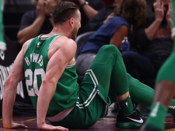 第一節還沒打完就受傷！ Gordon Hayward 落地不慎導致左腳踝「嚴重變形 」