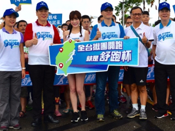 第三屆高雄舒跑杯 萬人相揪熱血開跑 吳心緹親臨現場為高雄市民加油打氣!