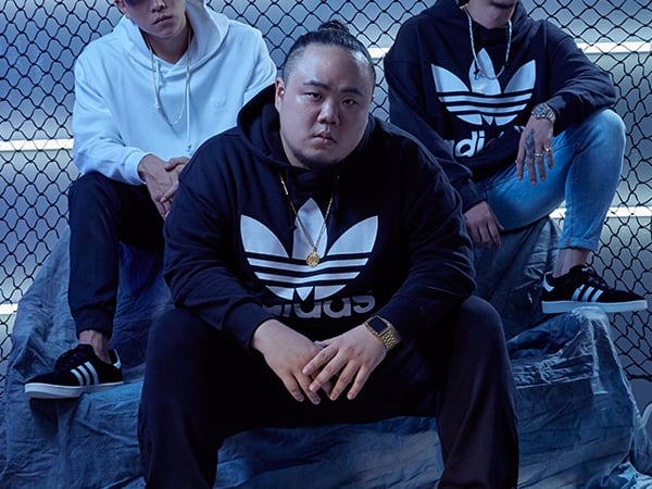 全民嘻哈時代來臨?!頑童 MJ116 同踩這雙 adidas Originals 「鞋界老江湖」,嘻哈必備黑白潮流穿搭襯托出超強《幹大事》氣勢!