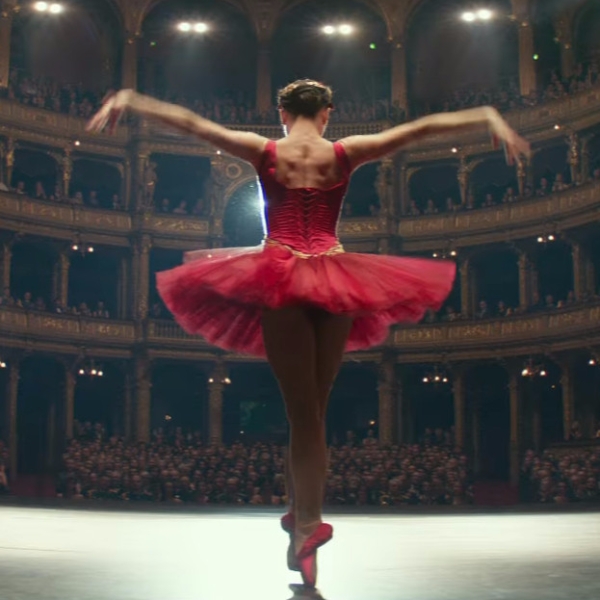超噴火！珍妮佛羅倫斯新電影《紅雀》女特務級「泳裝」出自於這個美麗的品牌！