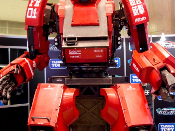 「巨型機器人」戰鬥時代來臨！超熱血影片媲美《環太平洋》