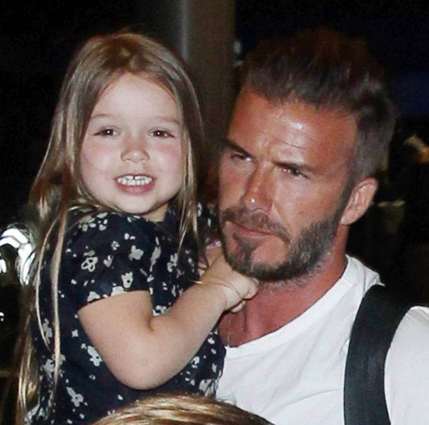 貝克漢 42 歲身材依舊，與女兒小七海邊戲水父愛滿溢！