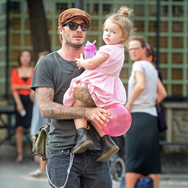 貝克漢 42 歲身材依舊，與女兒小七海邊戲水父愛滿溢！