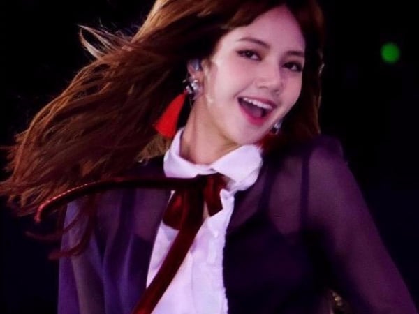 漂亮又時髦！BLACKPINK成員LISA《最新穿搭》亮麗出席釜山亞洲文化節！