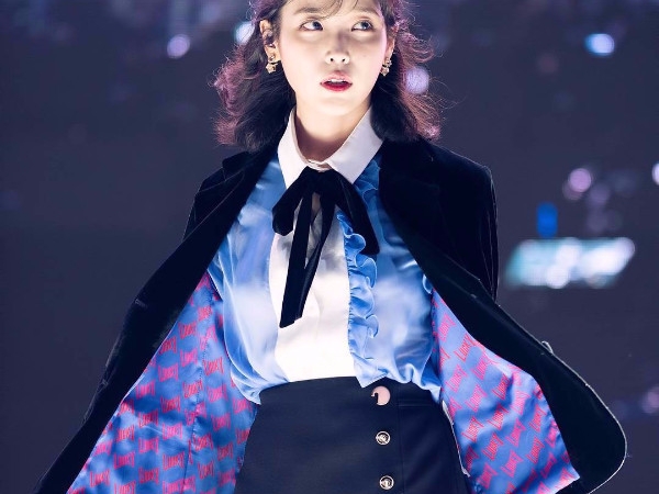 好可愛！國民妹妹 IU《最新穿搭》華麗絲絨風小短裙甜美開唱！