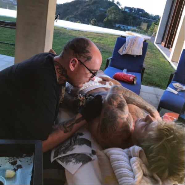 小賈斯汀躺在豪宅內花 26 小時刺青　奢華住處月租費高達 166 萬！