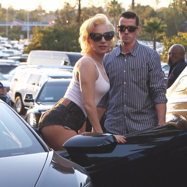 Lady Gaga 霸氣駕駛名車藍寶堅尼　一下車清涼秀美胸實在太辣！